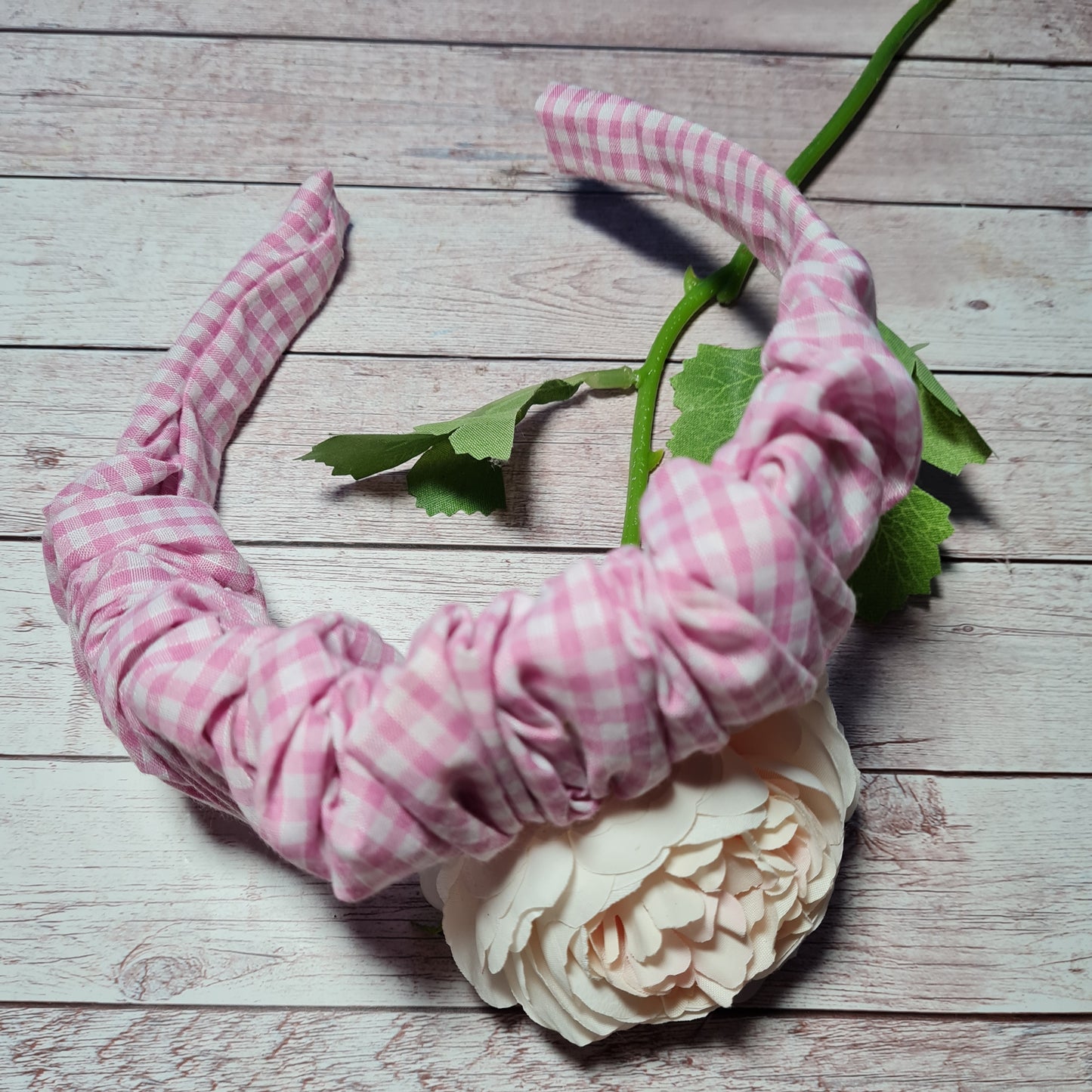 SCRUNCHIE HEADBAND Pink gingham scrunchie design